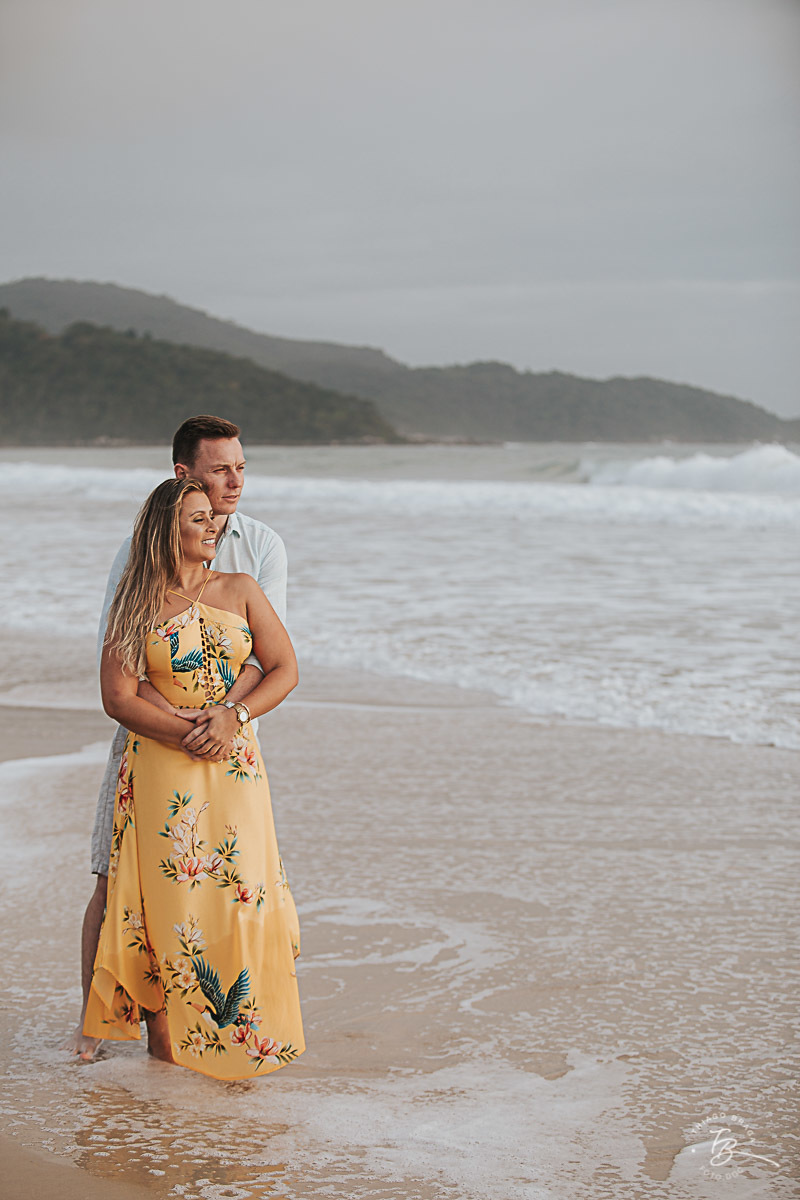 Ensaio pré casamento em com nascer do Sol em Governador Celso Ramos, Tais e guilherme,