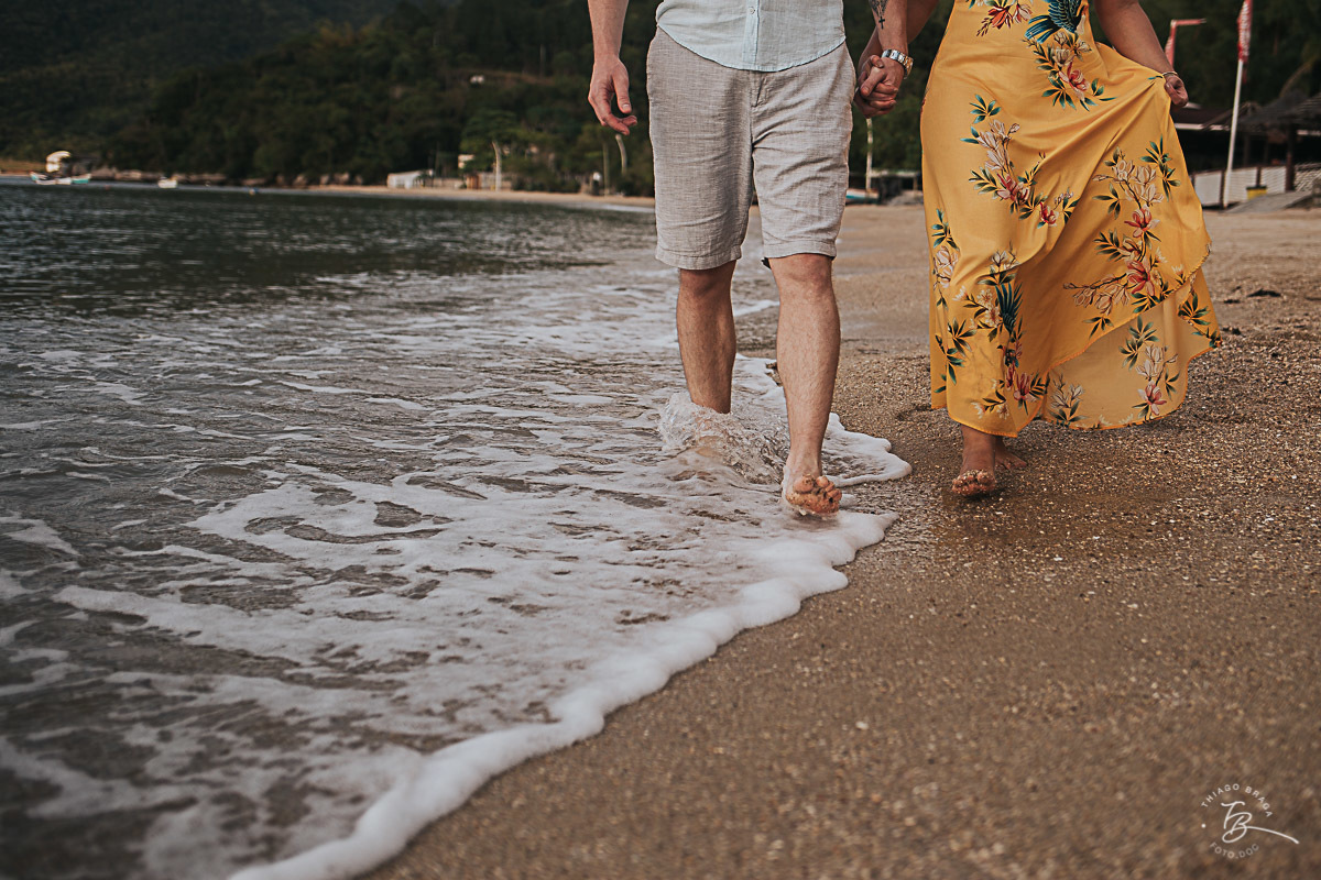 Ensaio pré casamento em com nascer do Sol em Governador Celso Ramos, Tais e guilherme.
