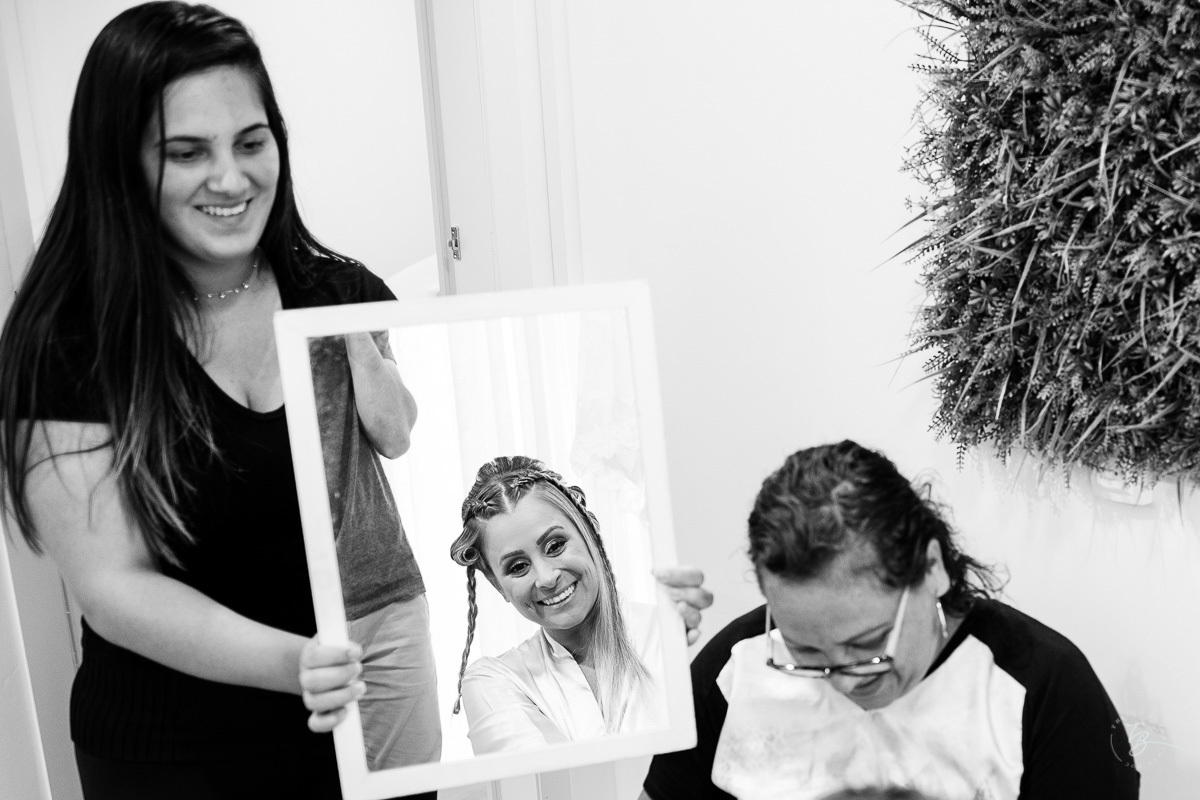 Fotografia de casamento. Making Of da noiva no salão da praia no Santinho. Florianópolis/SC. Thiago Braga Fotografia