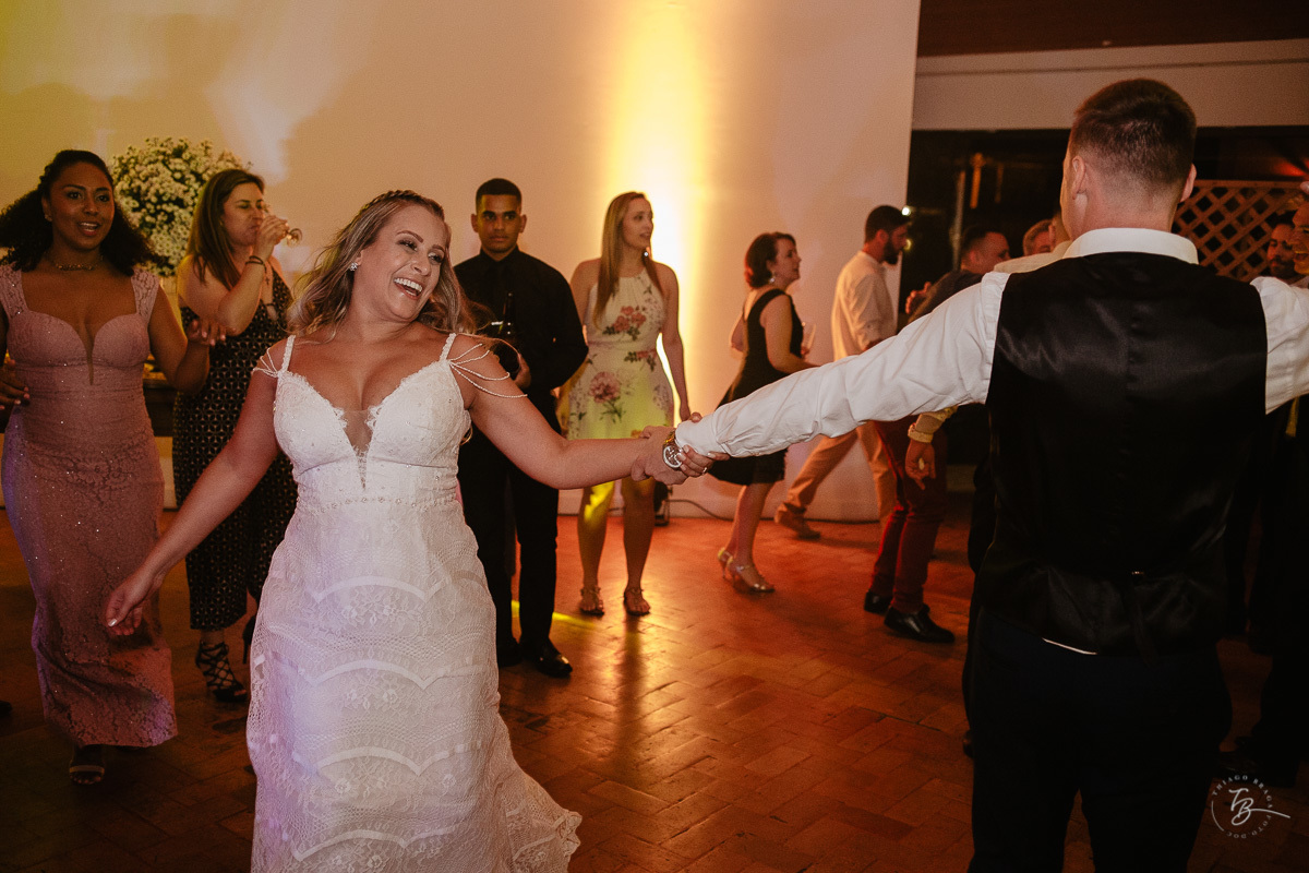Fotografia de casamento ao ar livre no espaço Arte e Eventos, em Ratones, Florianópolis/SC. Thiago Braga Fotografia