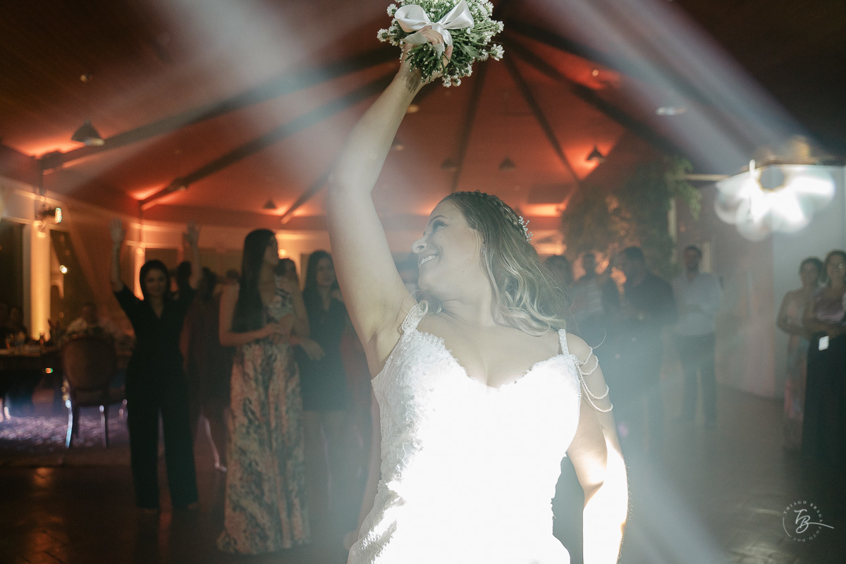 Fotografia de casamento ao ar livre no espaço Arte e Eventos, em Ratones, Florianópolis/SC. Thiago Braga Fotografia