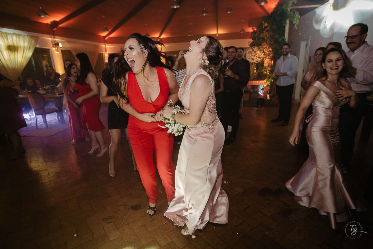 Fotografia de casamento ao ar livre no espaço Arte e Eventos, em Ratones, Florianópolis/SC. Thiago Braga Fotografia