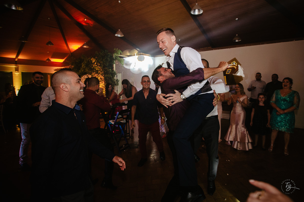 Fotografia de casamento ao ar livre no espaço Arte e Eventos, em Ratones, Florianópolis/SC. Thiago Braga Fotografia