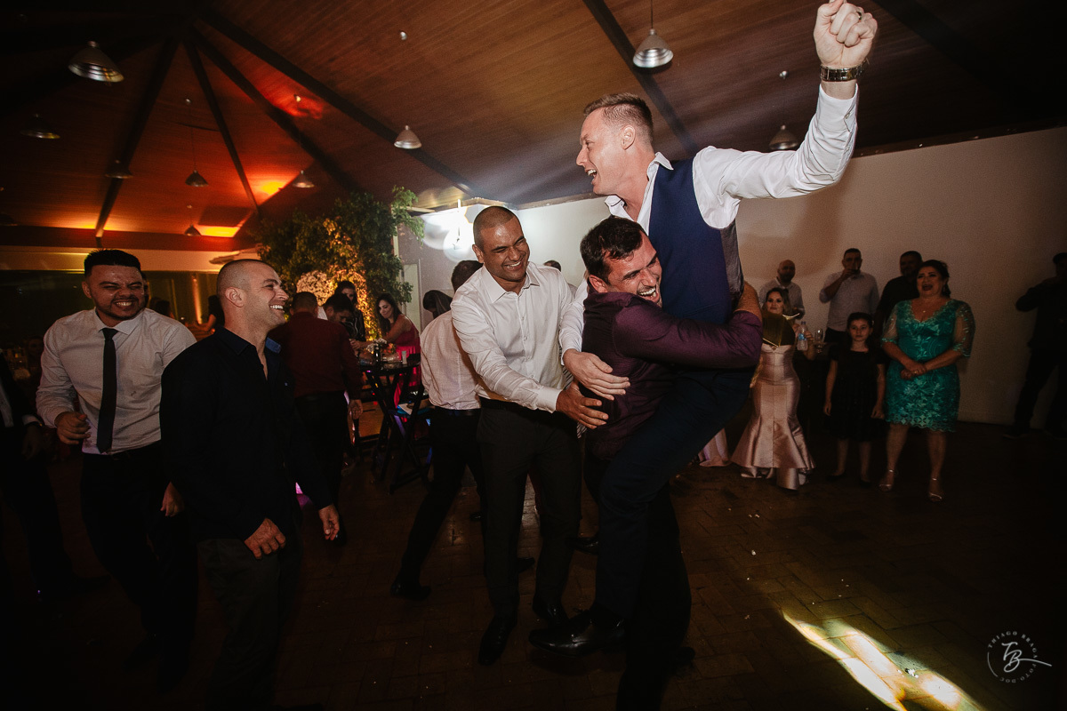 Fotografia de casamento ao ar livre no espaço Arte e Eventos, em Ratones, Florianópolis/SC. Thiago Braga Fotografia