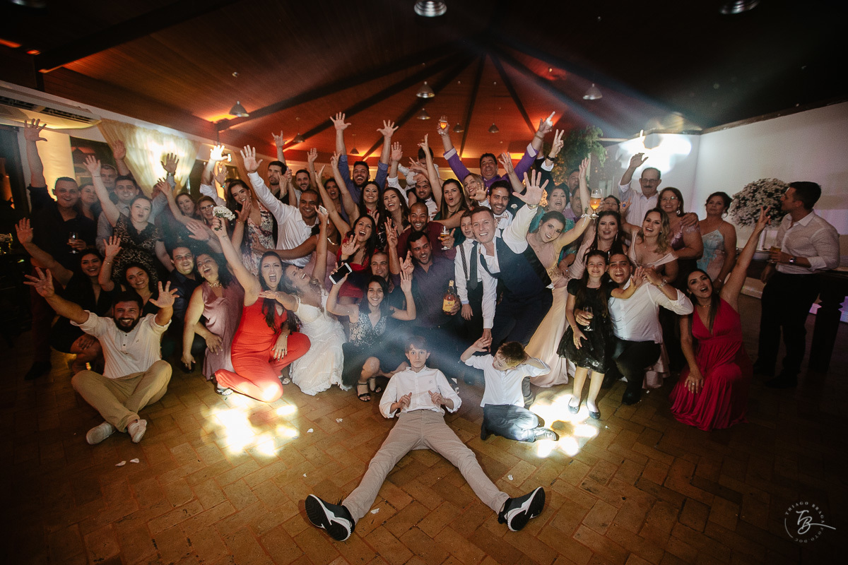 Fotografia de casamento ao ar livre no espaço Arte e Eventos, em Ratones, Florianópolis/SC. Thiago Braga Fotografia