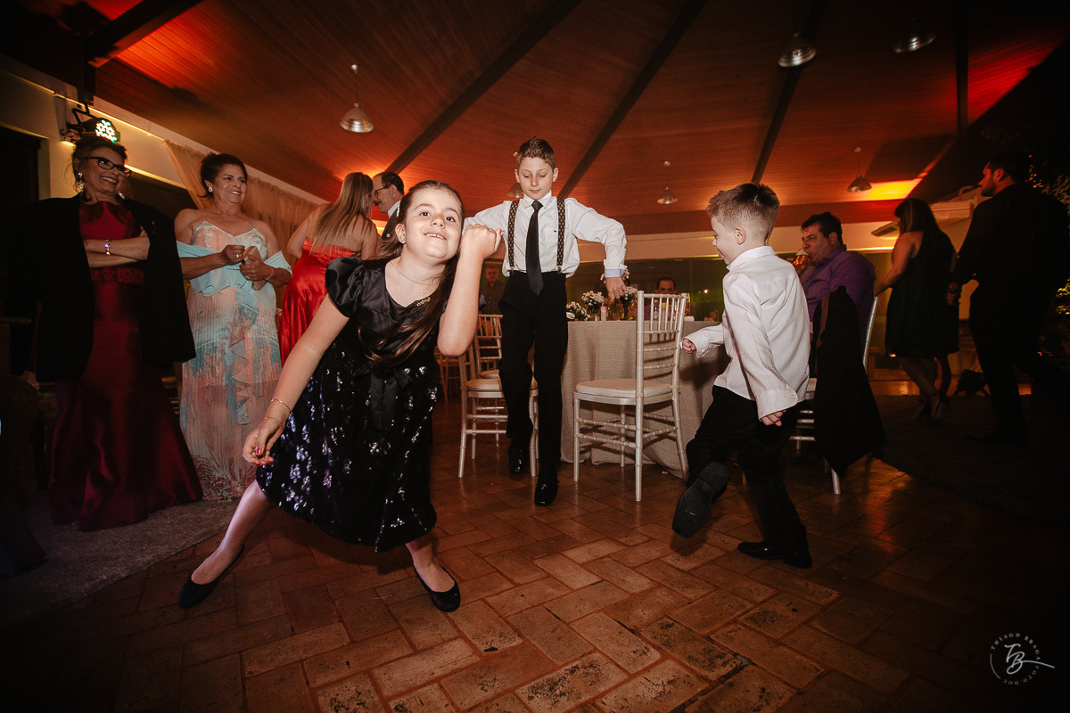 Fotografia de casamento ao ar livre no espaço Arte e Eventos, em Ratones, Florianópolis/SC. Thiago Braga Fotografia