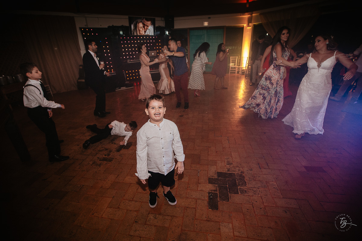 Fotografia de casamento ao ar livre no espaço Arte e Eventos, em Ratones, Florianópolis/SC. Thiago Braga Fotografia