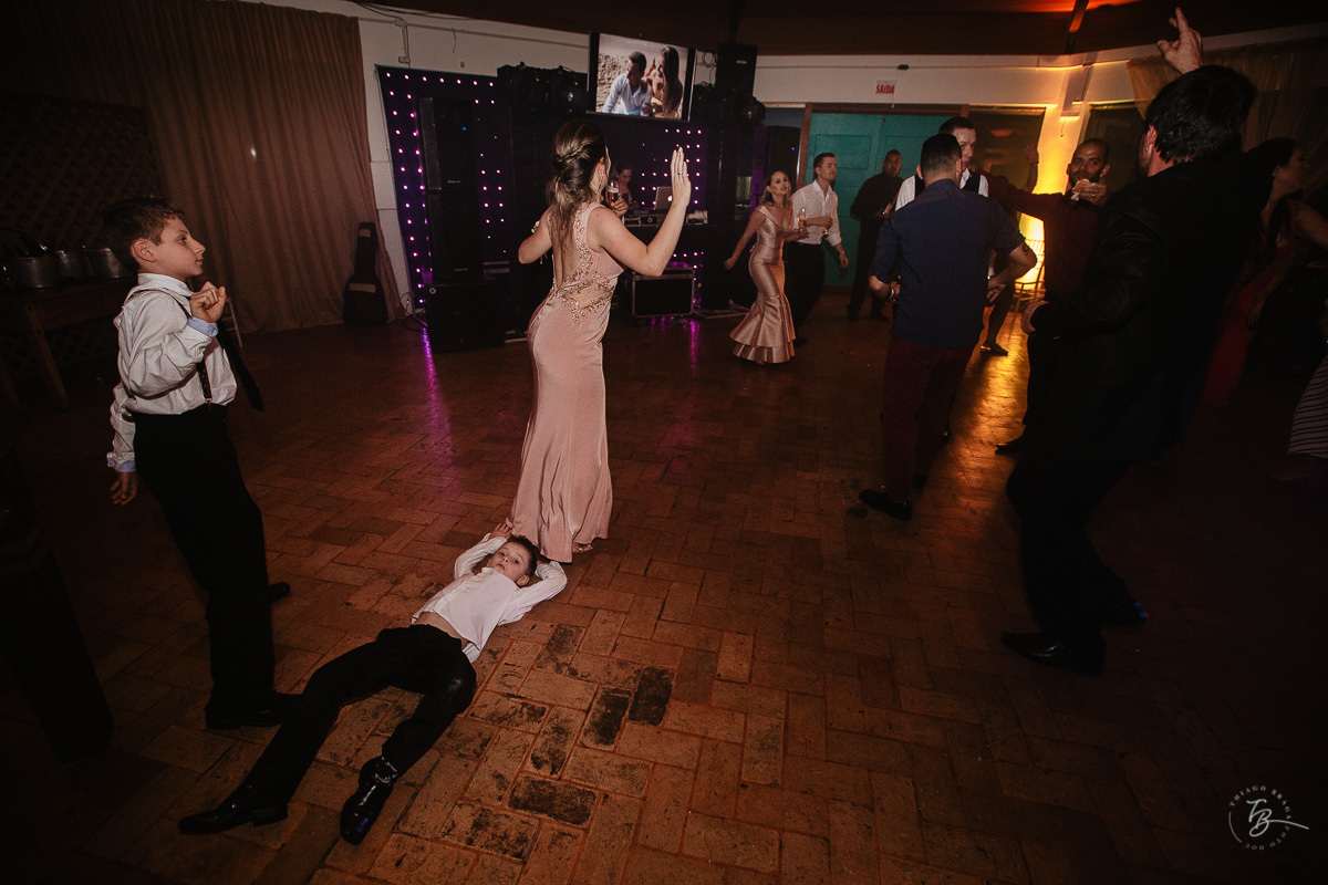 Fotografia de casamento ao ar livre no espaço Arte e Eventos, em Ratones, Florianópolis/SC. Thiago Braga Fotografia