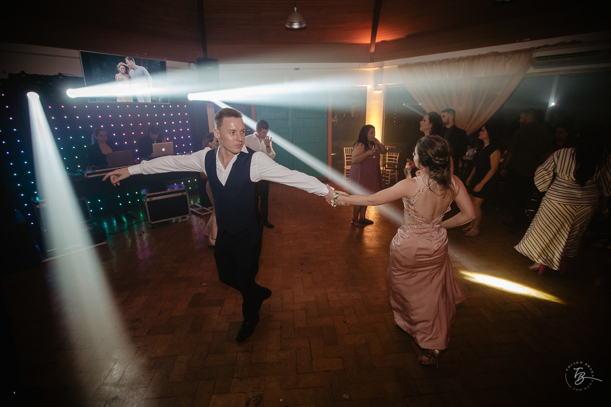 Fotografia de casamento ao ar livre no espaço Arte e Eventos, em Ratones, Florianópolis/SC. Thiago Braga Fotografia