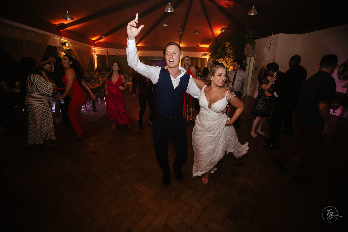 Fotografia de casamento ao ar livre no espaço Arte e Eventos, em Ratones, Florianópolis/SC. Thiago Braga Fotografia