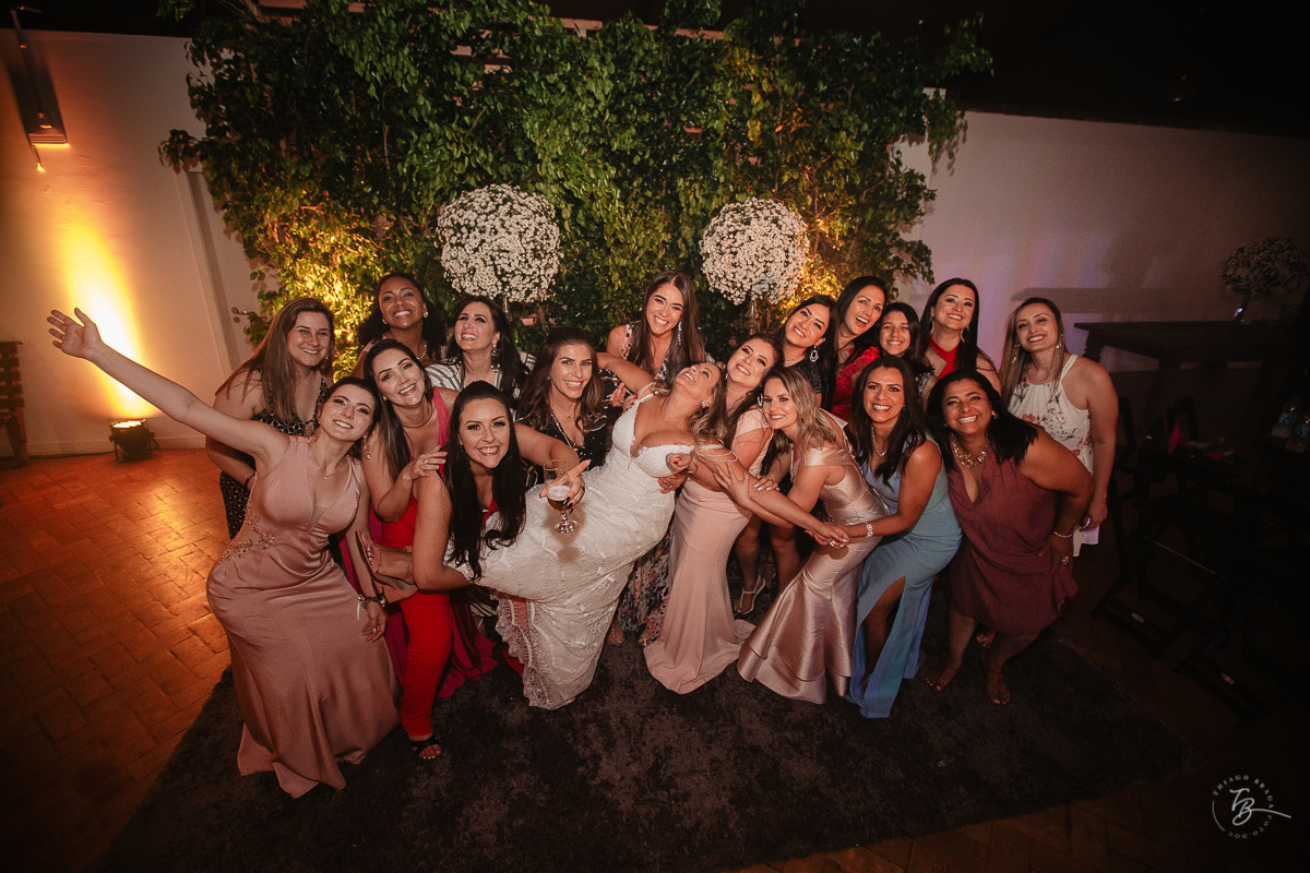 Fotografia de casamento ao ar livre no espaço Arte e Eventos, em Ratones, Florianópolis/SC. Thiago Braga Fotografia