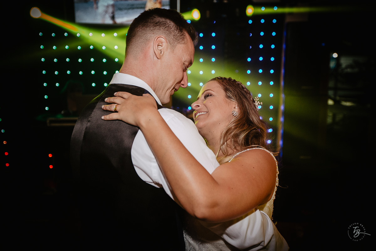 Fotografia de casamento ao ar livre no espaço Arte e Eventos, em Ratones, Florianópolis/SC. Thiago Braga Fotografia
