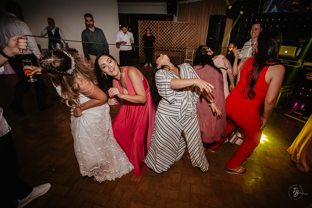 Fotografia de casamento ao ar livre no espaço Arte e Eventos, em Ratones, Florianópolis/SC. Thiago Braga Fotografia