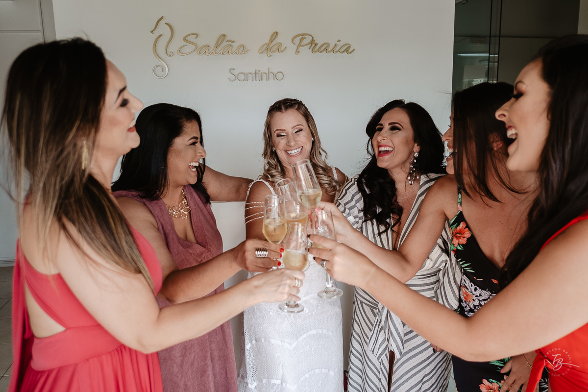 Fotografia de casamento. Making Of da noiva no salão da praia no Santinho. Florianópolis/SC. Thiago Braga Fotografia