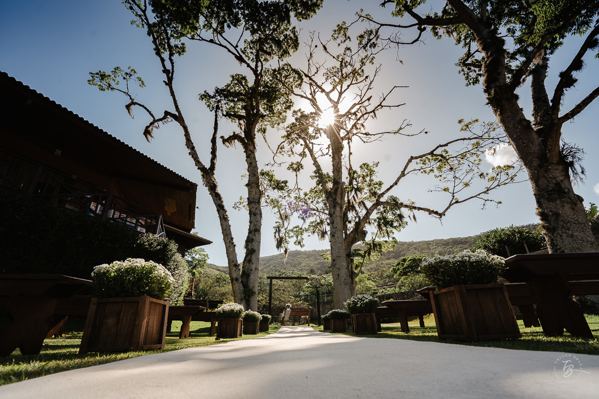 Fotografia de casamento ao ar livre no espaço Arte e Eventos, em Ratones, Florianópolis/SC. Thiago Braga Fotografia