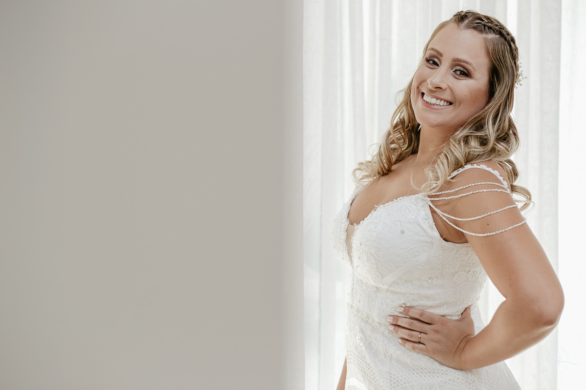 Fotografia de casamento. Making Of da noiva no salão da praia no Santinho. Florianópolis/SC. Thiago Braga Fotografia