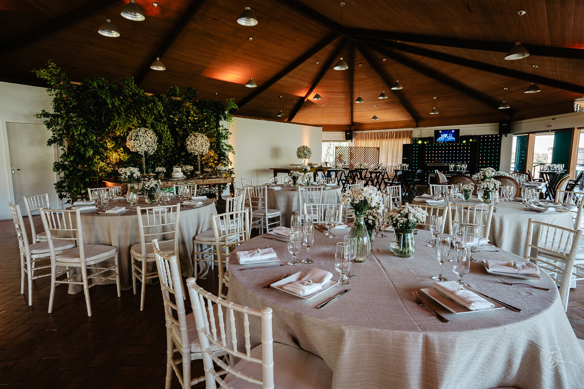 Fotografia de casamento ao ar livre no espaço Arte e Eventos, em Ratones, Florianópolis/SC. Thiago Braga Fotografia