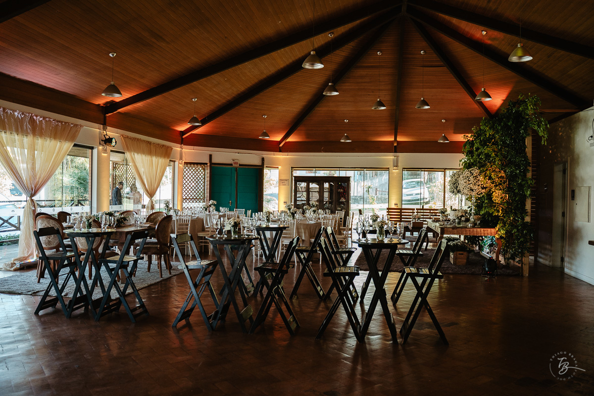 Fotografia de casamento ao ar livre no espaço Arte e Eventos, em Ratones, Florianópolis/SC. Thiago Braga Fotografia