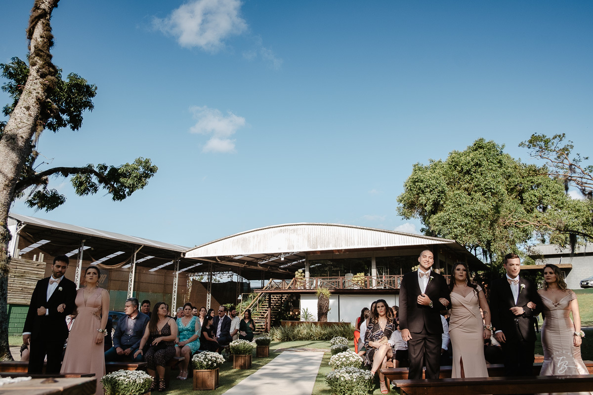 Fotografia de casamento ao ar livre no espaço Arte e Eventos, em Ratones, Florianópolis/SC. Thiago Braga Fotografia