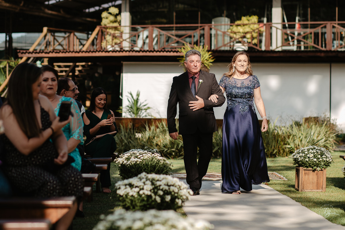 Fotografia de casamento ao ar livre no espaço Arte e Eventos, em Ratones, Florianópolis/SC. Thiago Braga Fotografia