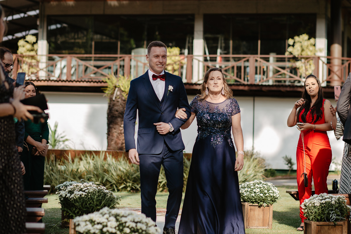 Fotografia de casamento ao ar livre no espaço Arte e Eventos, em Ratones, Florianópolis/SC. Thiago Braga Fotografia
