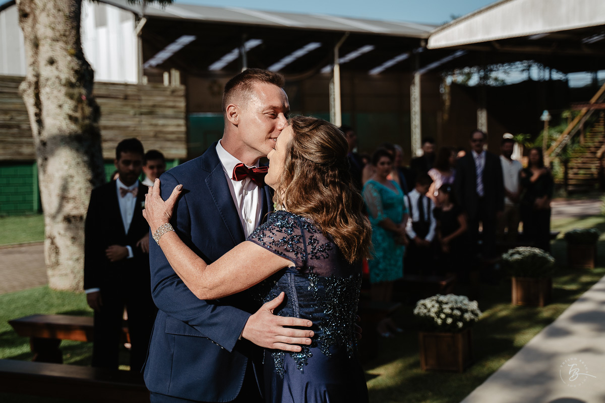 Fotografia de casamento ao ar livre no espaço Arte e Eventos, em Ratones, Florianópolis/SC. Thiago Braga Fotografia