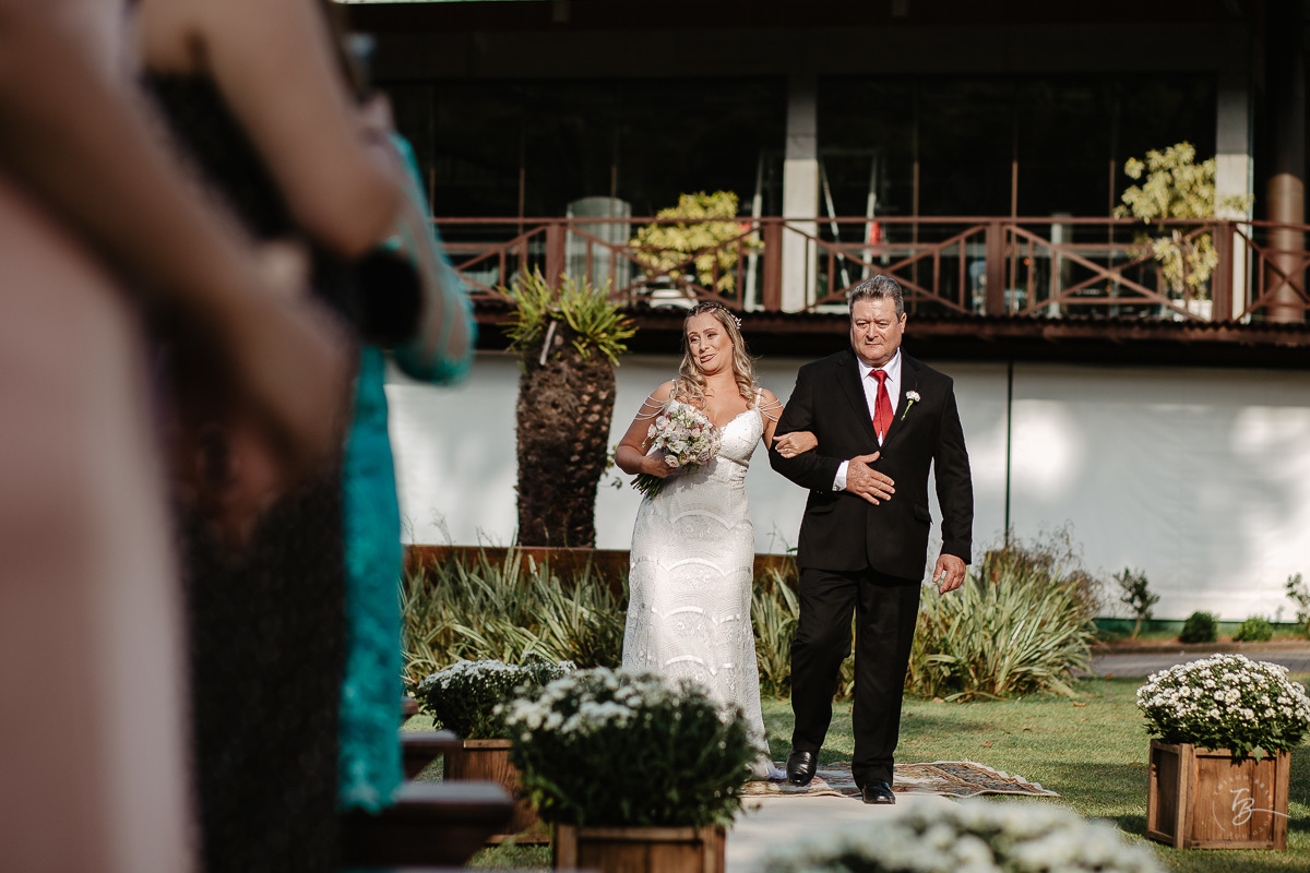 Fotografia de casamento ao ar livre no espaço Arte e Eventos, em Ratones, Florianópolis/SC. Thiago Braga Fotografia