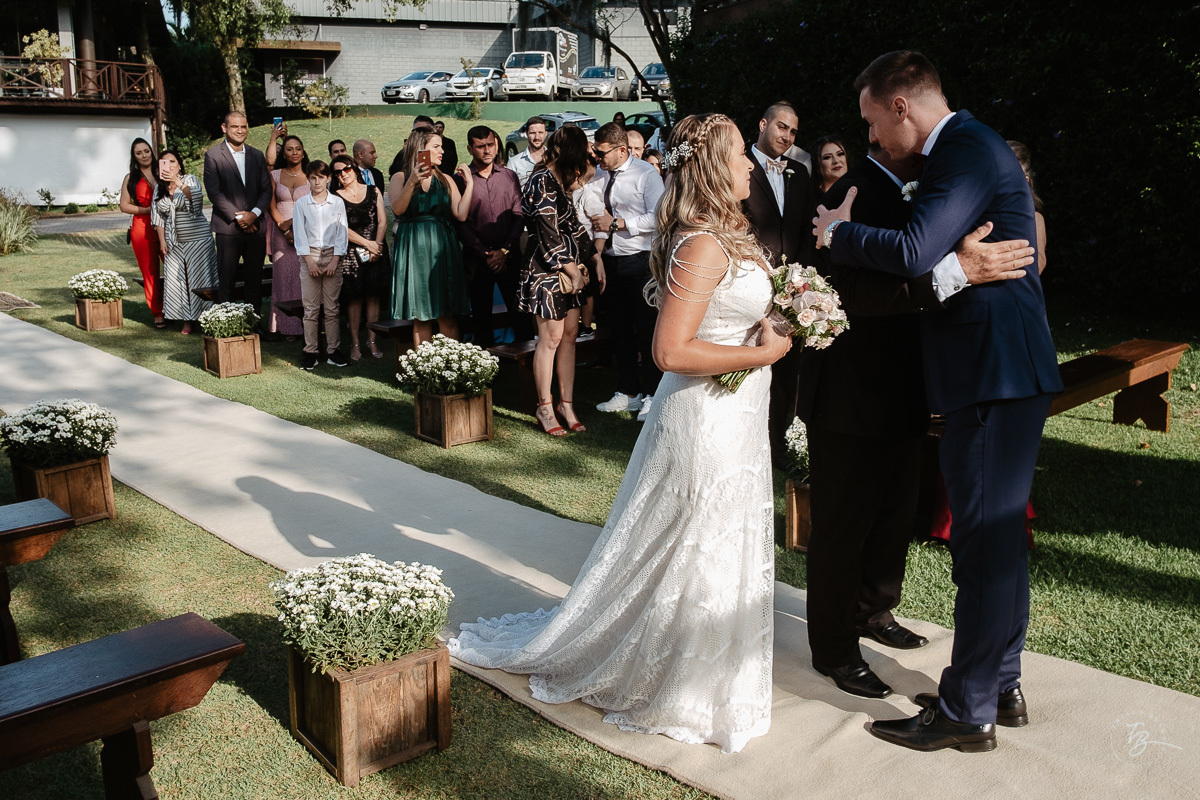 Fotografia de casamento ao ar livre no espaço Arte e Eventos, em Ratones, Florianópolis/SC. Thiago Braga Fotografia
