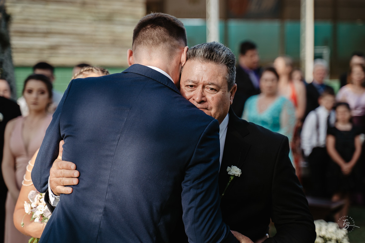 Fotografia de casamento ao ar livre no espaço Arte e Eventos, em Ratones, Florianópolis/SC. Thiago Braga Fotografia