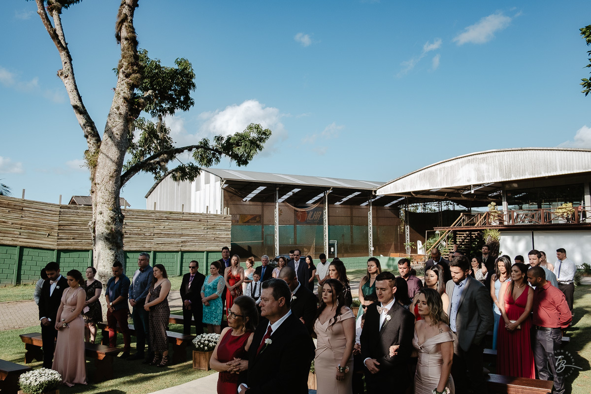 Fotografia de casamento ao ar livre no espaço Arte e Eventos, em Ratones, Florianópolis/SC. Thiago Braga Fotografia