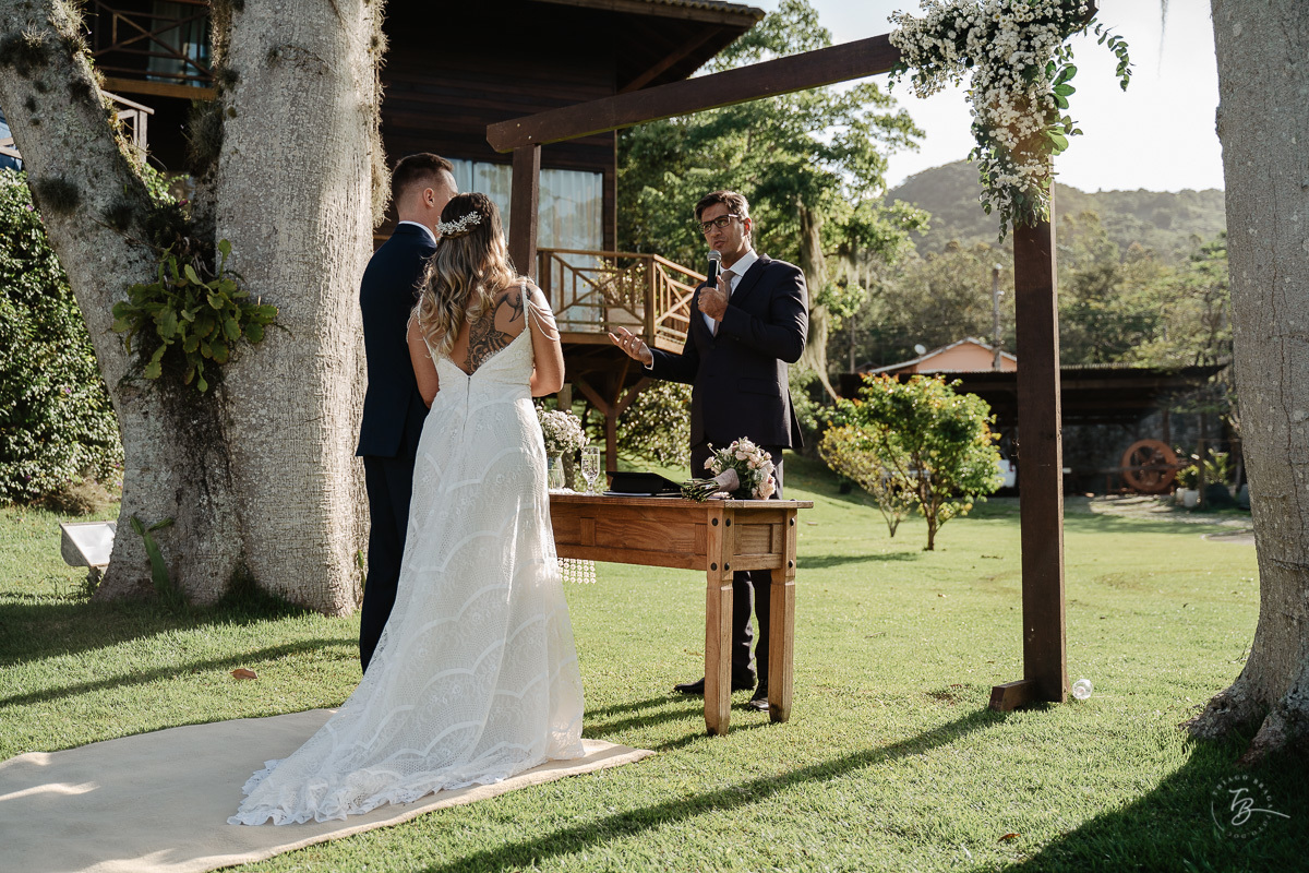 Fotografia de casamento ao ar livre no espaço Arte e Eventos, em Ratones, Florianópolis/SC. Thiago Braga Fotografia