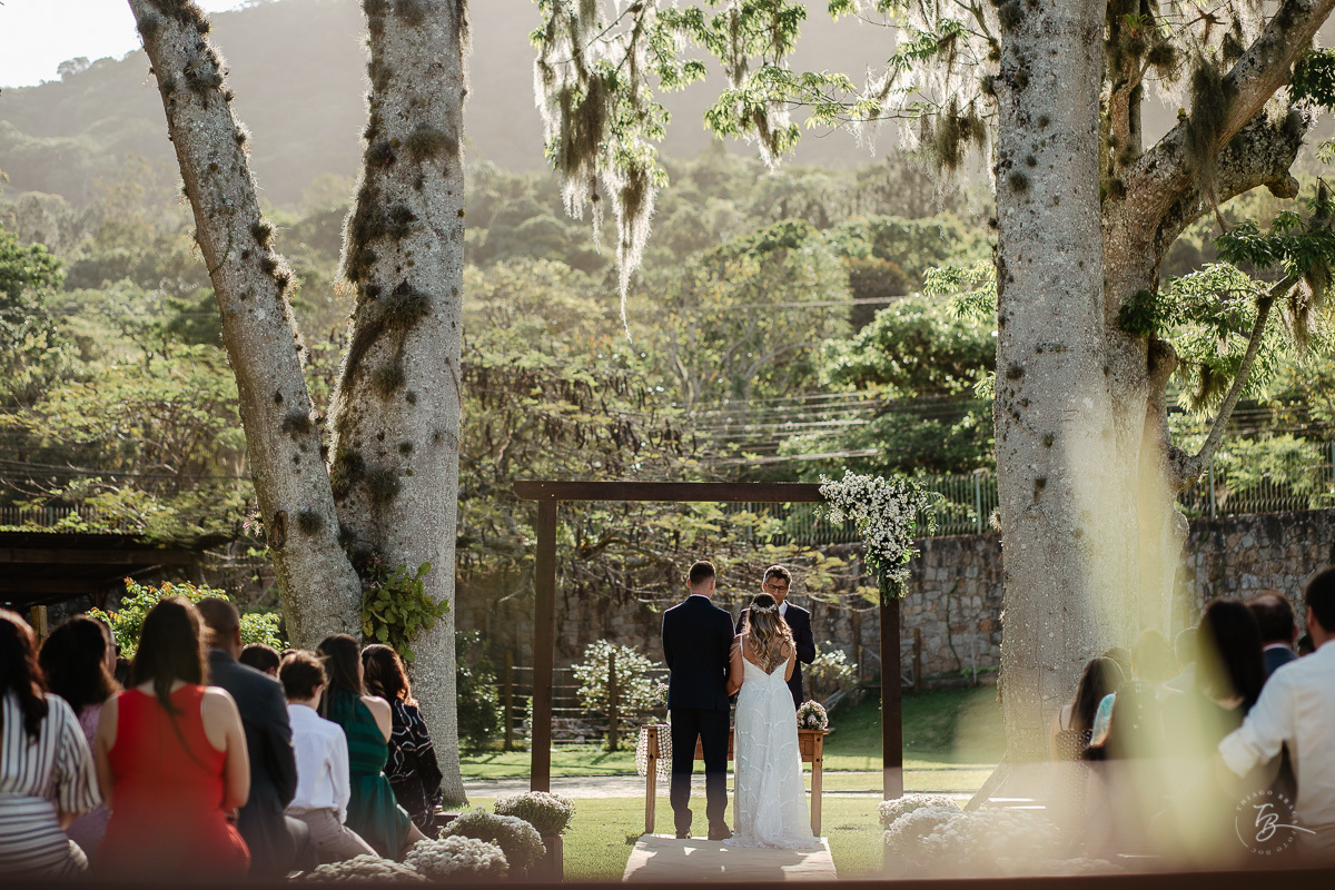 Fotografia de casamento ao ar livre no espaço Arte e Eventos, em Ratones, Florianópolis/SC. Thiago Braga Fotografia