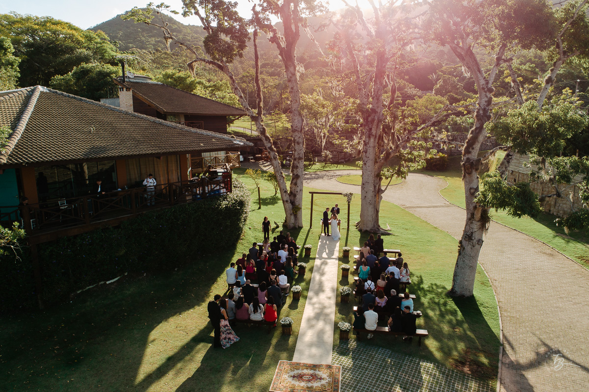 Fotografia de casamento ao ar livre no espaço Arte e Eventos, em Ratones, Florianópolis/SC. Thiago Braga Fotografia