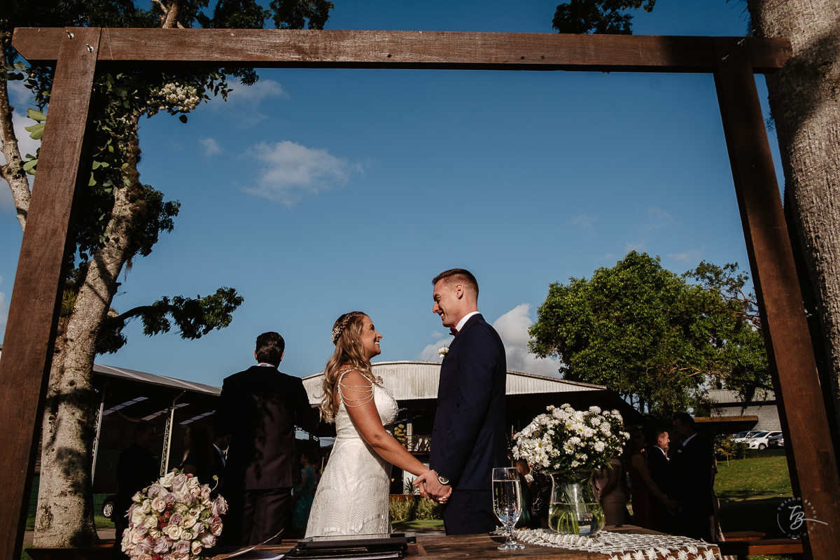 Fotografia de casamento ao ar livre no espaço Arte e Eventos, em Ratones, Florianópolis/SC. Thiago Braga Fotografia