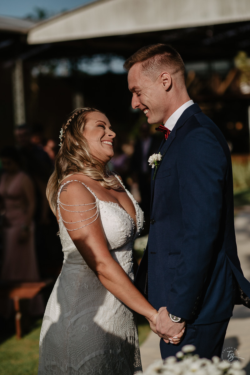 Fotografia de casamento ao ar livre no espaço Arte e Eventos, em Ratones, Florianópolis/SC. Thiago Braga Fotografia