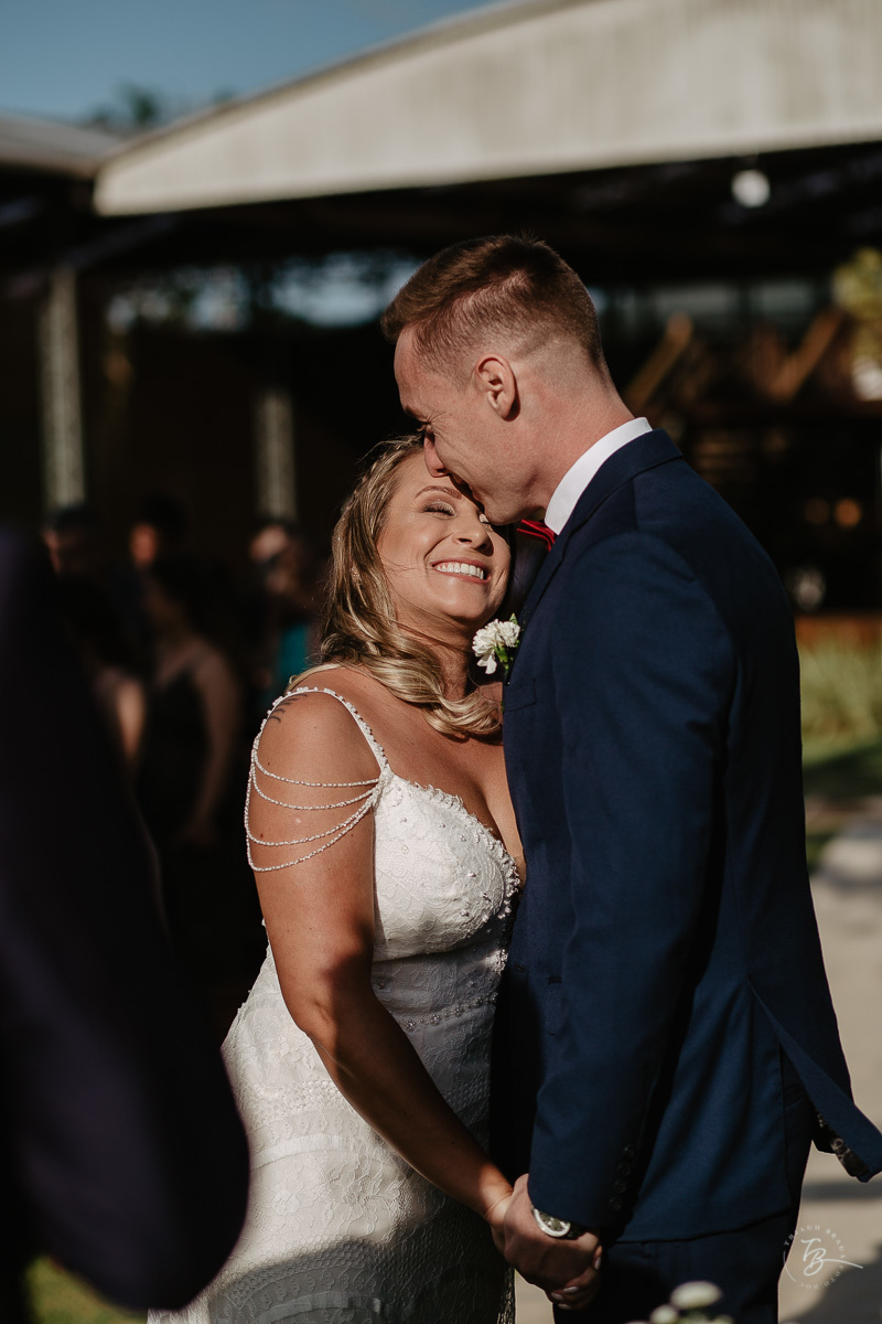 Fotografia de casamento ao ar livre no espaço Arte e Eventos, em Ratones, Florianópolis/SC. Thiago Braga Fotografia