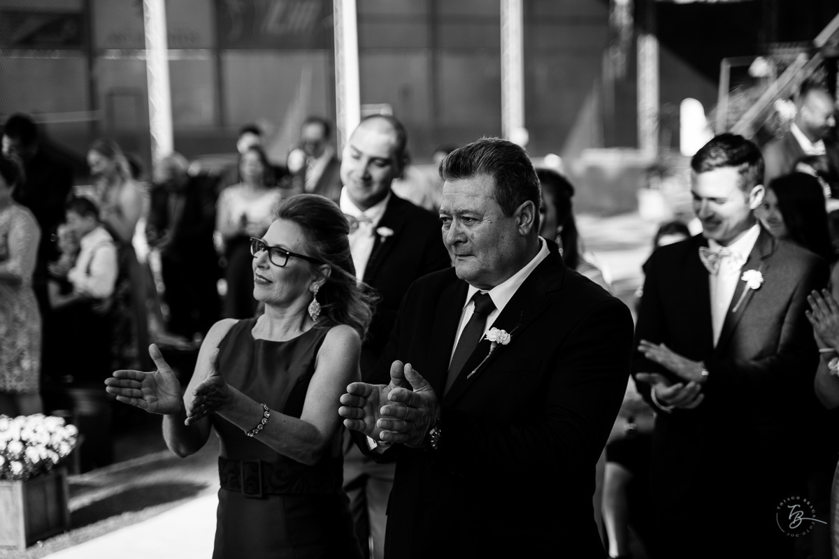 Fotografia de casamento ao ar livre no espaço Arte e Eventos, em Ratones, Florianópolis/SC. Thiago Braga Fotografia