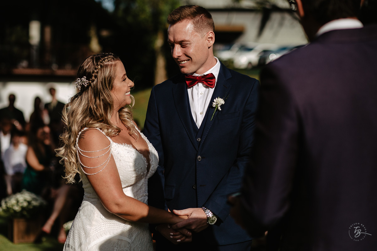 Fotografia de casamento ao ar livre no espaço Arte e Eventos, em Ratones, Florianópolis/SC. Thiago Braga Fotografia