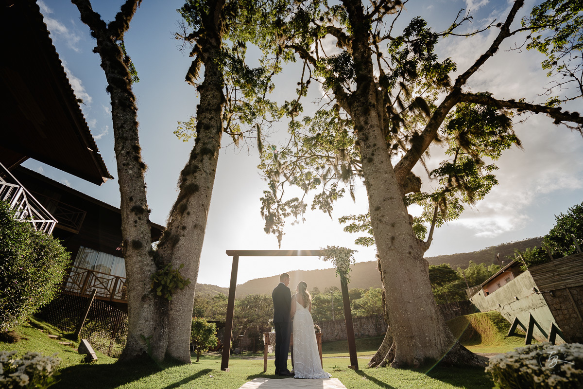 Fotografia de casamento ao ar livre no espaço Arte e Eventos, em Ratones, Florianópolis/SC. Thiago Braga Fotografia