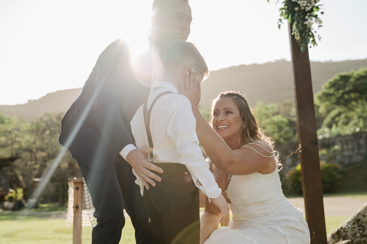 Fotografia de casamento ao ar livre no espaço Arte e Eventos, em Ratones, Florianópolis/SC. Thiago Braga Fotografia