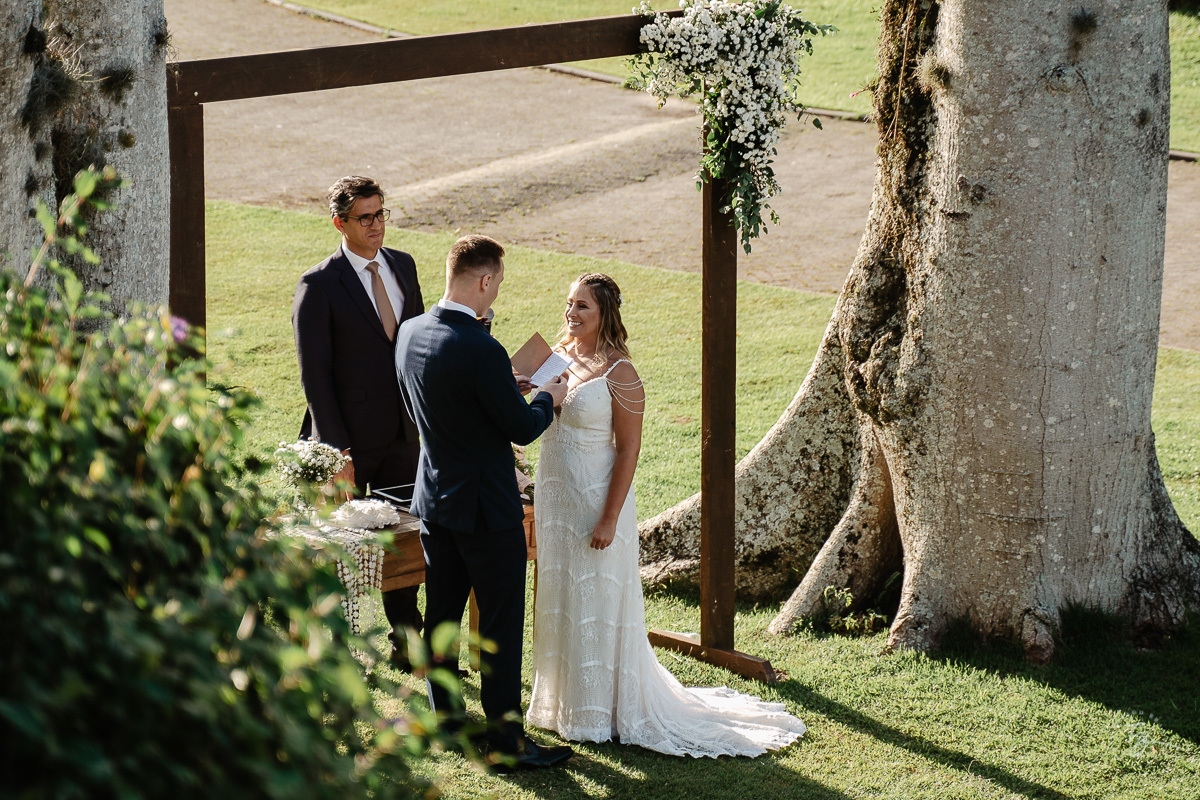 Fotografia de casamento ao ar livre no espaço Arte e Eventos, em Ratones, Florianópolis/SC. Thiago Braga Fotografia