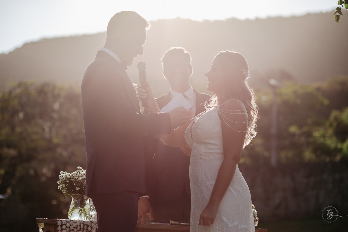 Fotografia de casamento ao ar livre no espaço Arte e Eventos, em Ratones, Florianópolis/SC. Thiago Braga Fotografia