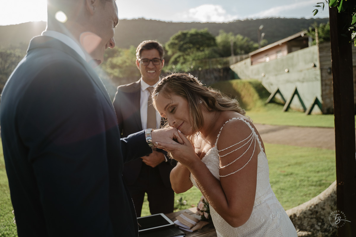 Fotografia de casamento ao ar livre no espaço Arte e Eventos, em Ratones, Florianópolis/SC. Thiago Braga Fotografia