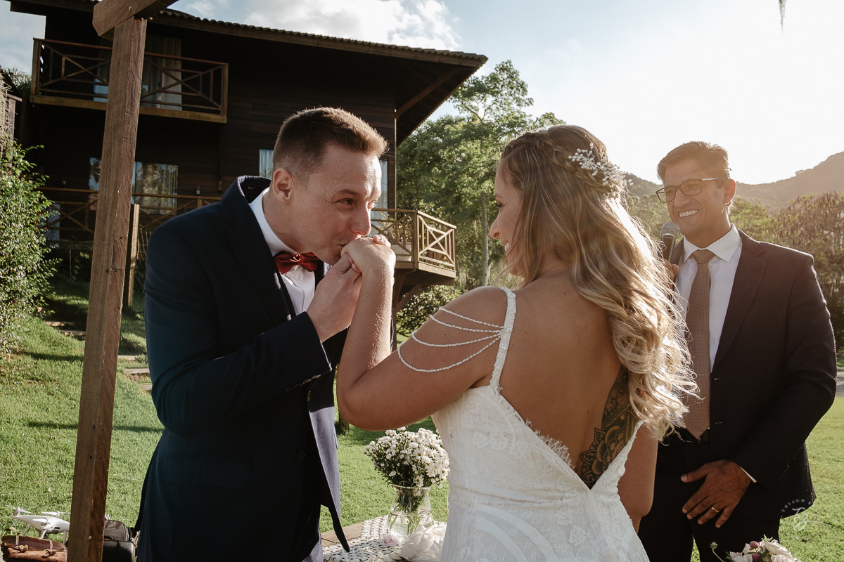 Fotografia de casamento ao ar livre no espaço Arte e Eventos, em Ratones, Florianópolis/SC. Thiago Braga Fotografia