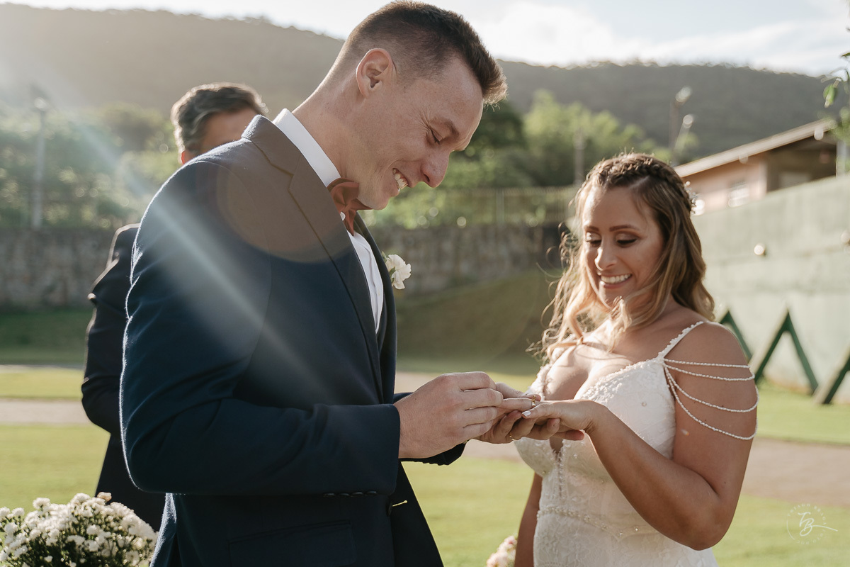 Fotografia de casamento ao ar livre no espaço Arte e Eventos, em Ratones, Florianópolis/SC. Thiago Braga Fotografia