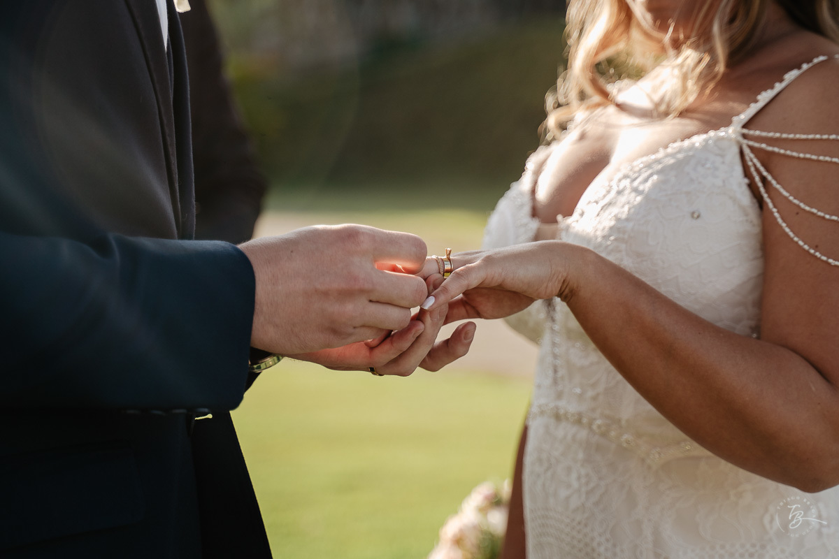 Fotografia de casamento ao ar livre no espaço Arte e Eventos, em Ratones, Florianópolis/SC. Thiago Braga Fotografia