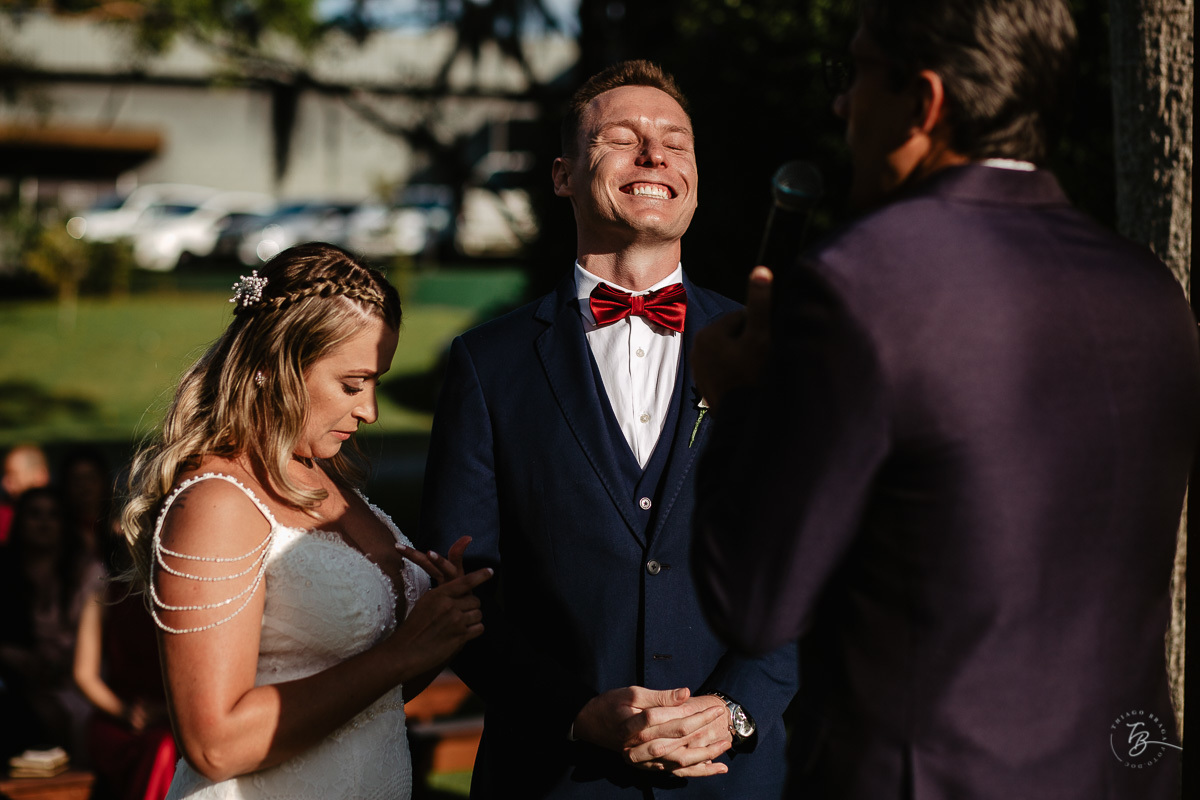 Fotografia de casamento ao ar livre no espaço Arte e Eventos, em Ratones, Florianópolis/SC. Thiago Braga Fotografia
