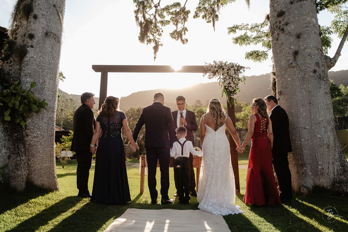 Fotografia de casamento ao ar livre no espaço Arte e Eventos, em Ratones, Florianópolis/SC. Thiago Braga Fotografia