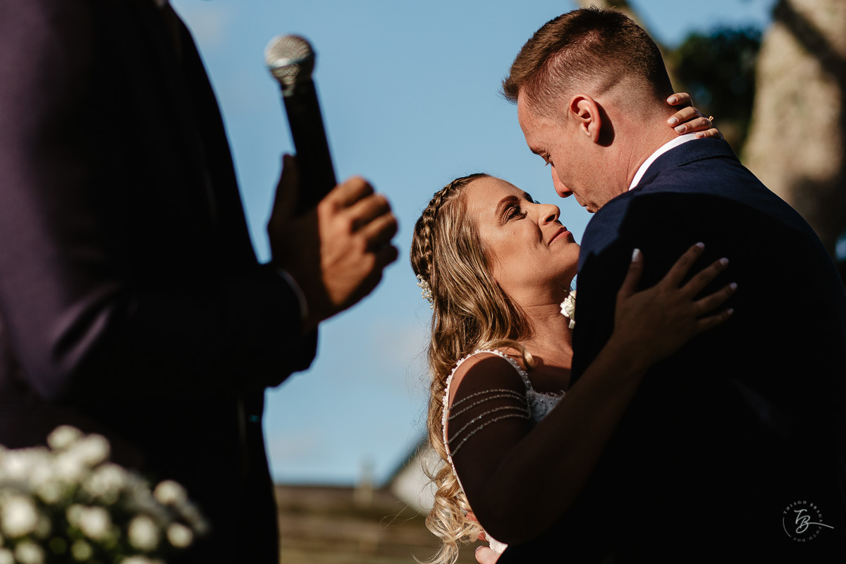 Fotografia de casamento ao ar livre no espaço Arte e Eventos, em Ratones, Florianópolis/SC. Thiago Braga Fotografia