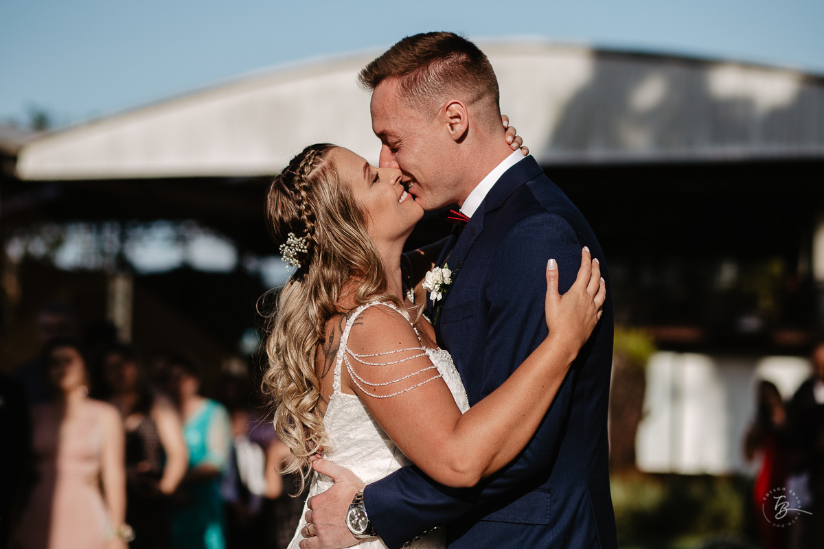 Fotografia de casamento ao ar livre no espaço Arte e Eventos, em Ratones, Florianópolis/SC. Thiago Braga Fotografia